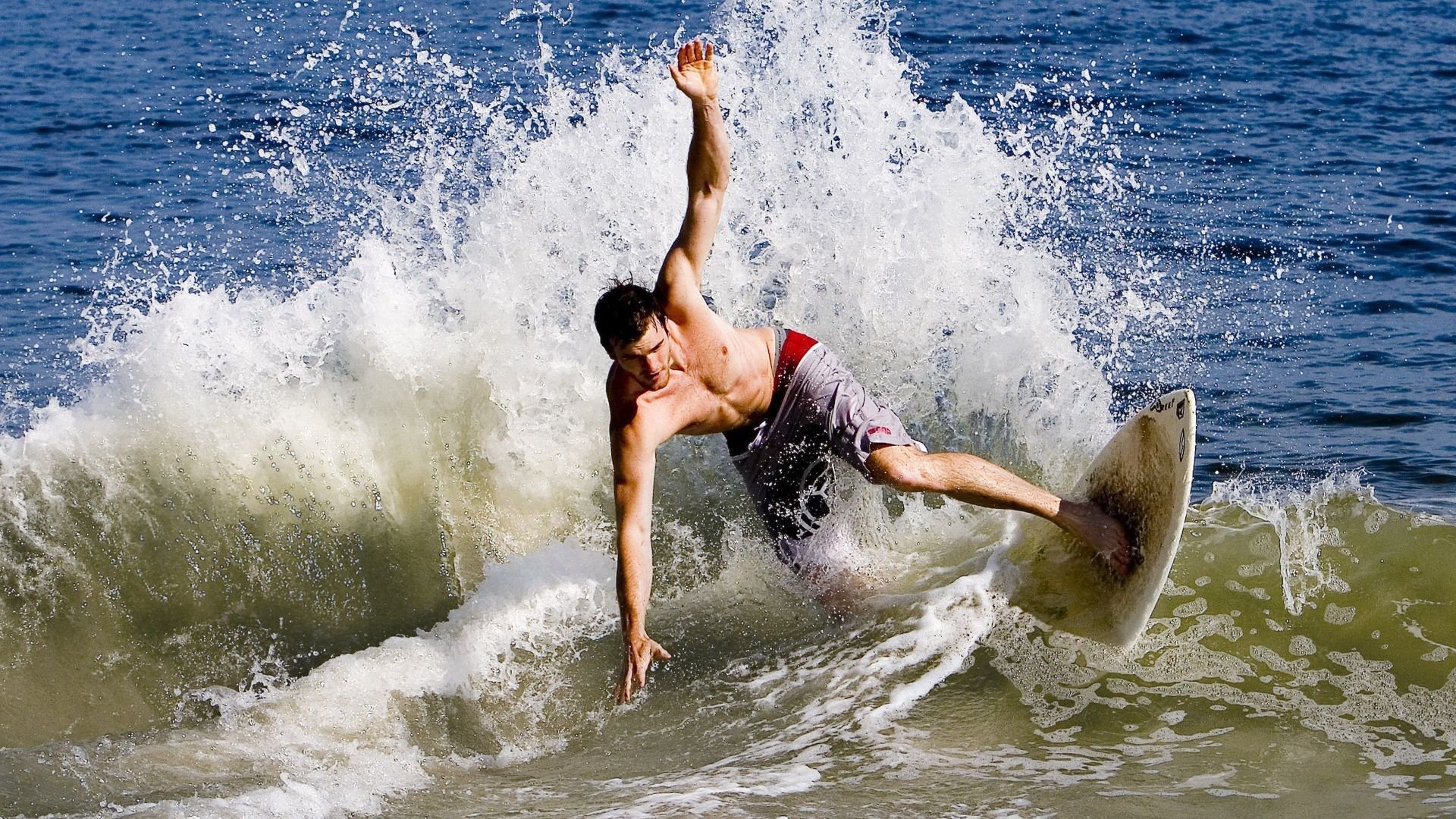 内马尔魔法撕裂防线，巴西关键战靠个人英雄主义突围厄瓜多尔