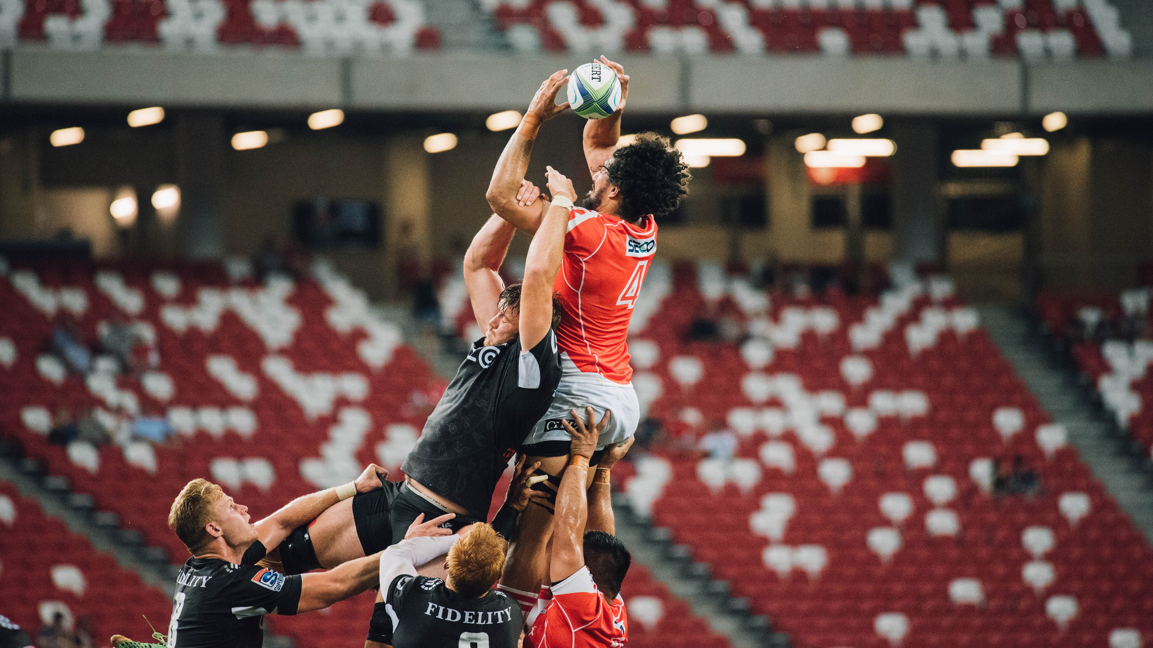 梅西在F1街道赛接管比赛，当足球之神降临赛车轰鸣时